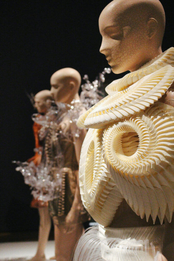 iris-van-herpen-transforming-fashion-5a